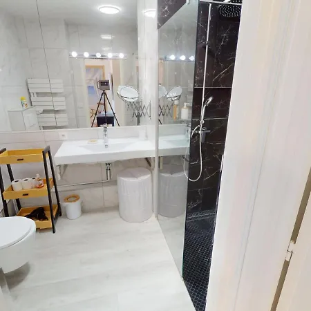 3 Pièces Climatisé Avec Terrasse, Garage Et Wifi à - Fr-1-196-342